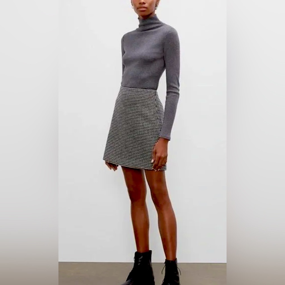 Club Monaco Beige and Black Houndstooth Women's Wool Mini Skirt